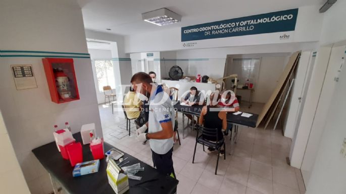 Larga fila en la Asistencia Pública para vacunarse