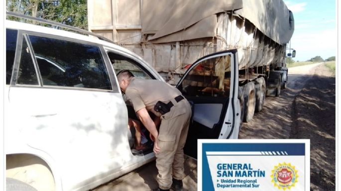 Una camioneta chocó con la parte trasera de un camión