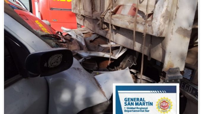 Una camioneta chocó con la parte trasera de un camión