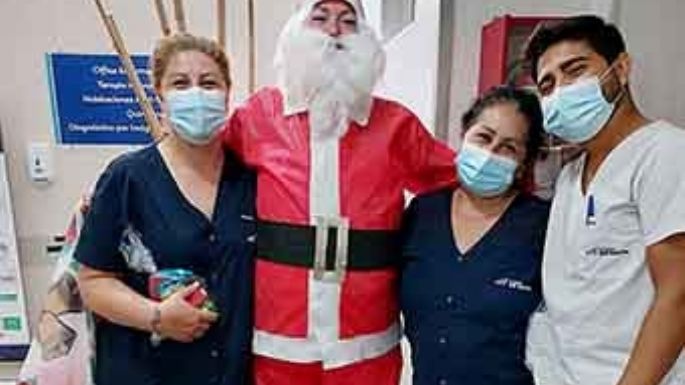 Una familia estuvo repartiendo regalos en centros de salud