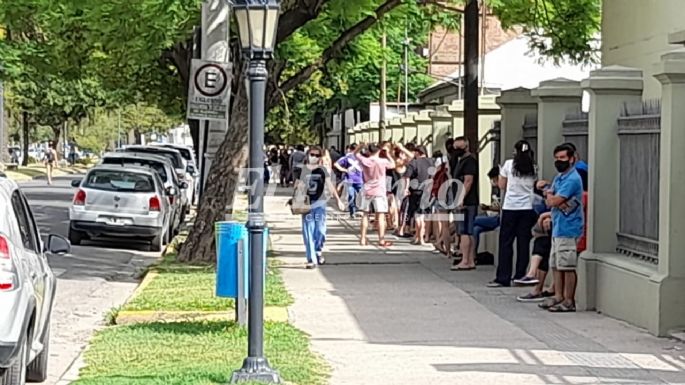 Largas filas en el Favio: crece la cantidad de vecinos que buscan hisoparse