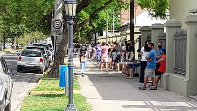 Largas filas en el Favio: crece la cantidad de vecinos que buscan hisoparse