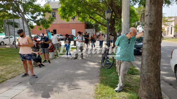 Largas filas en el Favio: crece la cantidad de vecinos que buscan hisoparse