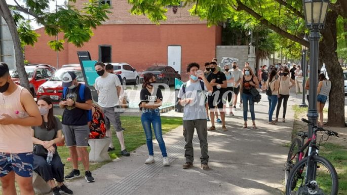 Largas filas en el Favio: crece la cantidad de vecinos que buscan hisoparse