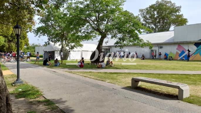 Largas filas en el Favio: crece la cantidad de vecinos que buscan hisoparse