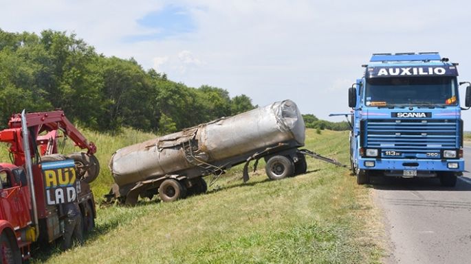 Grave accidente en la ruta 158 al volcar un camión de Las Varillas