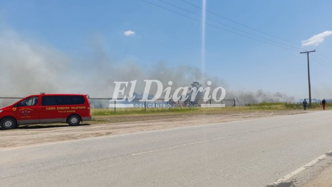 AHORA - Incendio en un campo detrás de las 400 Viviendas