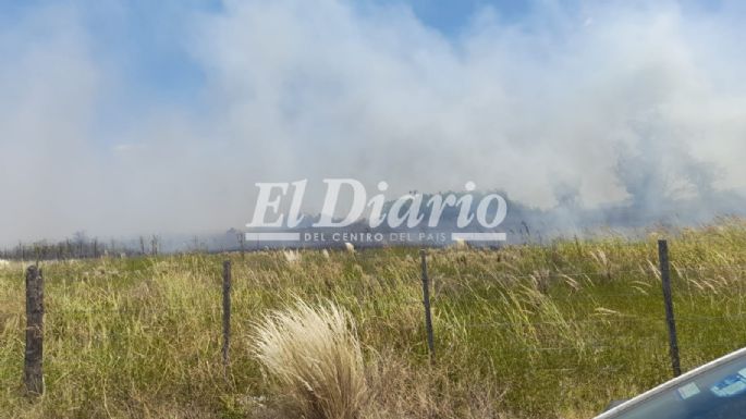AHORA - Incendio en un campo detrás de las 400 Viviendas