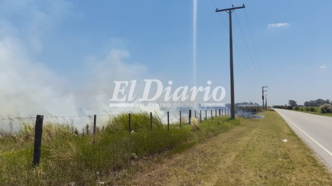 AHORA - Incendio en un campo detrás de las 400 Viviendas