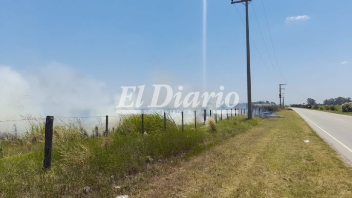 AHORA - Incendio en un campo detrás de las 400 Viviendas