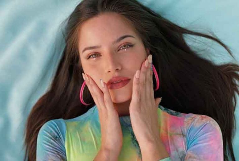 Emilia Mernes comenzó a ser reconocida por ser la voz femenina de la banda Rombai