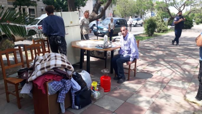 "Gardelito" se llevó sus muebles a la plaza de la Muni para dejarle la casa a su pareja