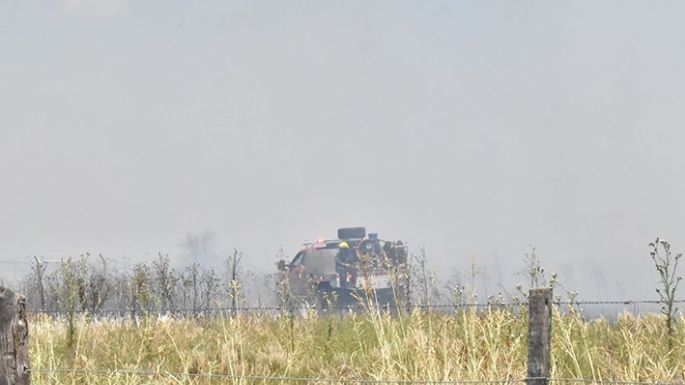 La lucha de 60 bomberos contra el fuego y el viento