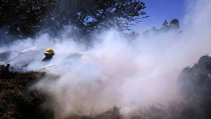 Tarde de infierno: 200 rotofardos en llamas