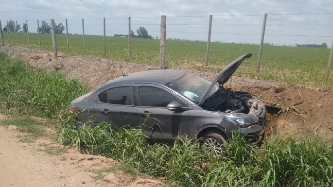 Un auto perdió el control y terminó en la banquina