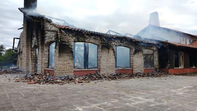 Voraz incendio en el Hotel 4: hay un herido y un trabajador desaparecido