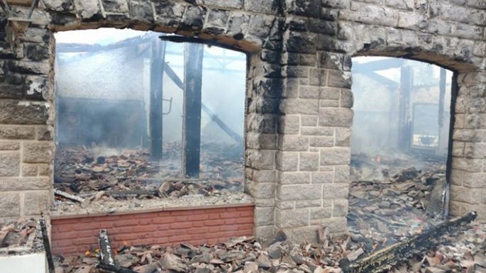 Voraz incendio en el Hotel 4: hay un herido y un trabajador desaparecido