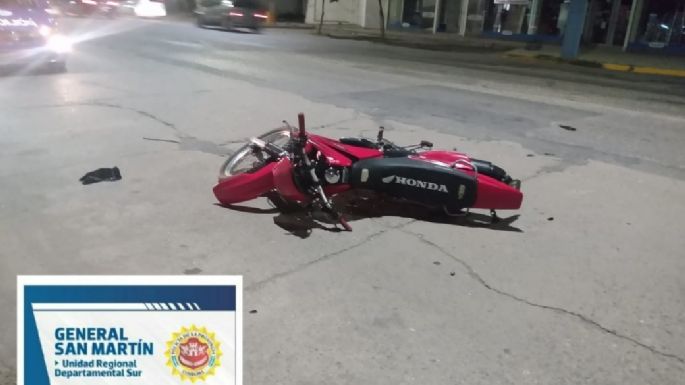 Un motociclista sufrió múltiples fracturas tras chocar contra un automóvil