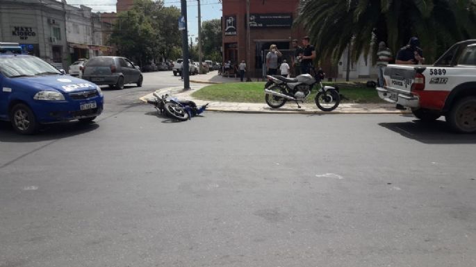 Una mujer herida tras un choque entre dos motos