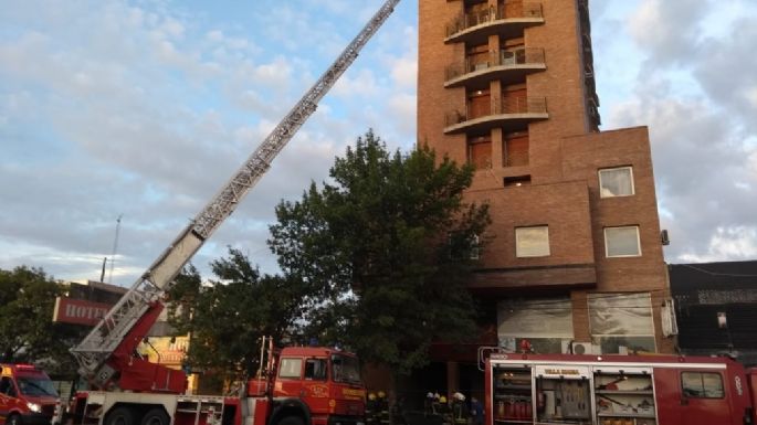 Bomberos sofocan un principio de incendio en la torre Alem