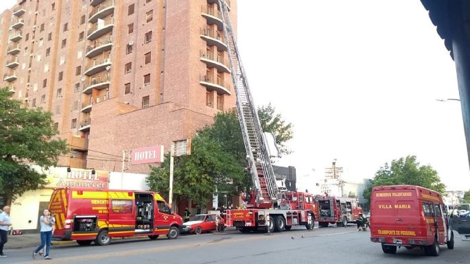 Bomberos sofocan un principio de incendio en la torre Alem