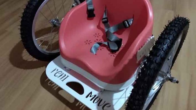 Graduado de la UNVM adaptó una silla para una niña con discapacidad