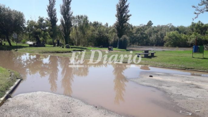 Tras la lluvia, el agua cortó la Costanera en barrio Mariano Moreno