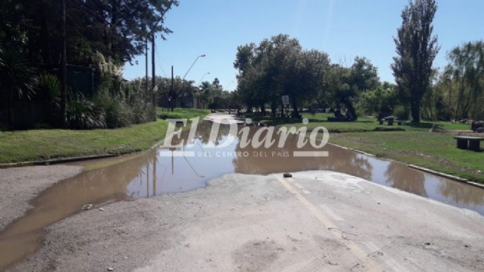 Tras la lluvia, el agua cortó la Costanera en barrio Mariano Moreno