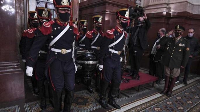 Menem: Sus restos mortales son trasladados al Cementerio Islámico de San Justo