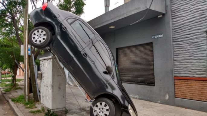 Insólito accidente dejó un automóvil parado de punta