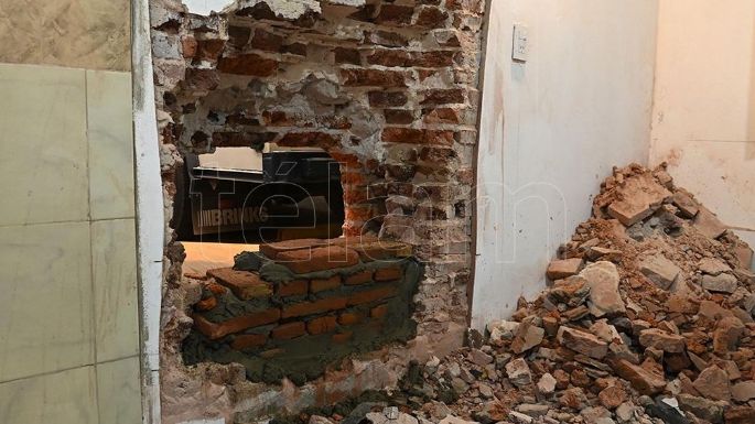 Toman de rehén a una familia y abren un boquete en su casa para robar una empresa de caudales