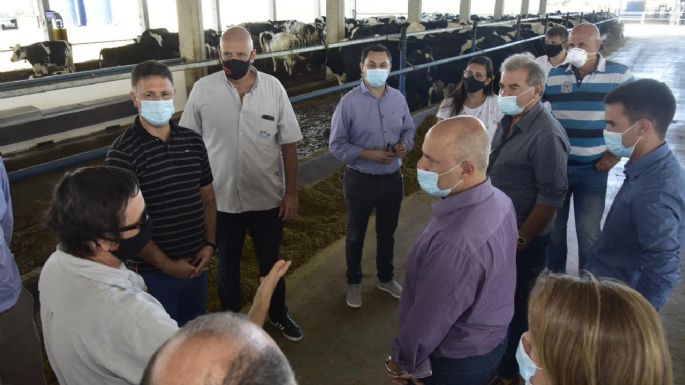 De Chiara, Busso y Rosso de visita en un tambo robotizado y una empresa de alimentos