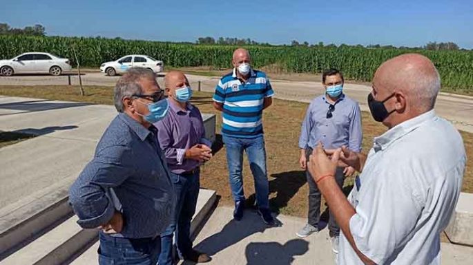 Ministros provinciales de visita en un tambo local modelo