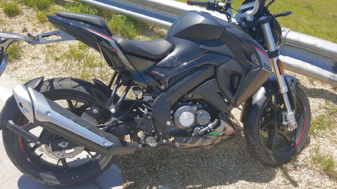 Una mujer perdió el control de su moto e impactó contra el guardarrail