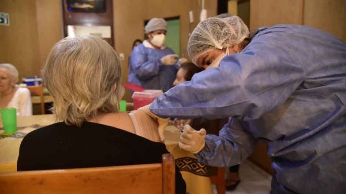 Médicos de más de 60 años y docentes, los próximos a vacunar