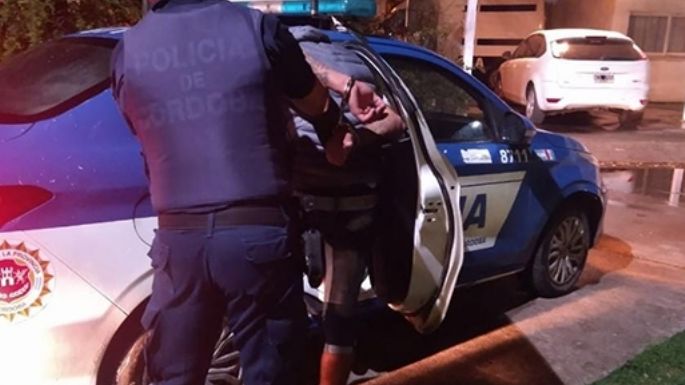 Detenido con dos pares de zapatillas