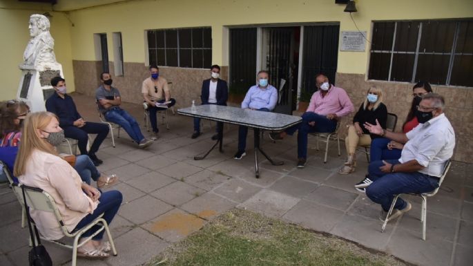 Productores y pobladores del Paraje Santa Rosa presentaron las firmas para el inicio de la obra de ripiado del camino que une con Villa María
