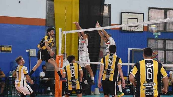 RIVADAVIA ganó y clasificó