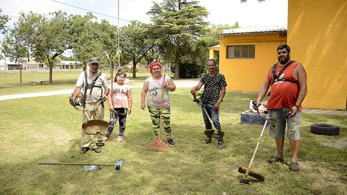 Padres y docentes acondicionaron la escuela para el inicio de clases
