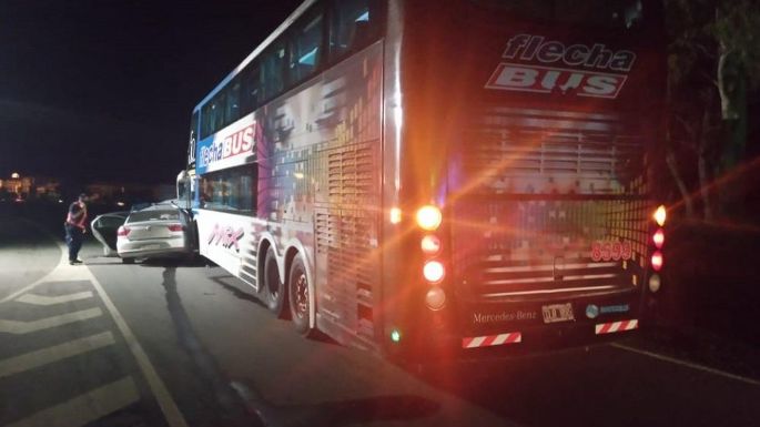 Dos muertos al chocar un auto y un colectivo en una ruta provincial