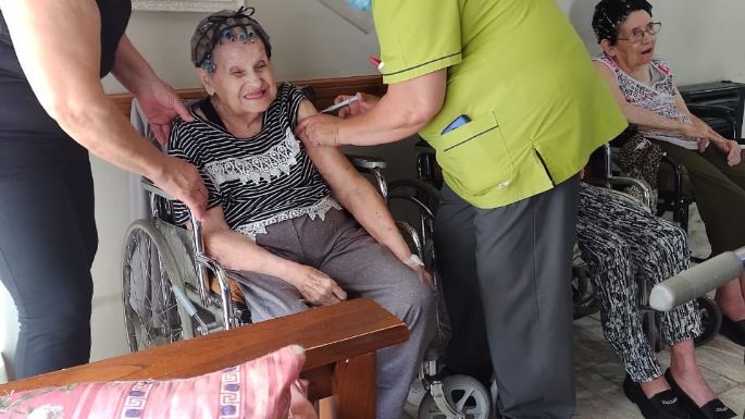 El Pasteur aplicó dosis a sus profesionales y llevó a 18 geriátricos de la región
