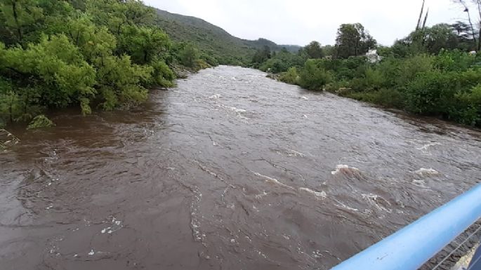 Alertan por la crecida de ríos serranos