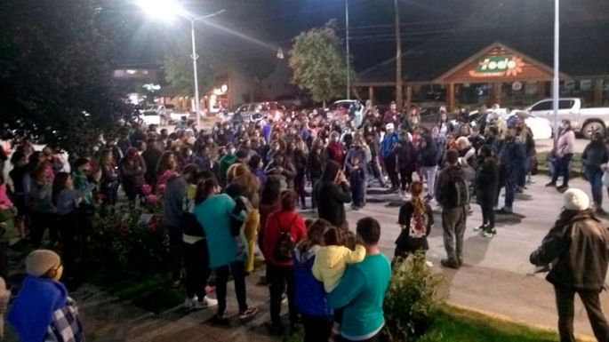 Brutal femicidio en Villa La Angostura: una mujer de 21 años fue apuñalada en pleno centro