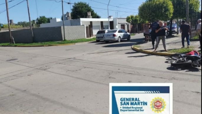 Trasladaron al Pasteur a un motociclista con múltiples lesiones tras chocar contra un auto