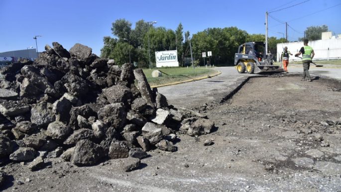 Tareas de bacheo en la rotonda de bulevar Argentino e Intendente Maciel