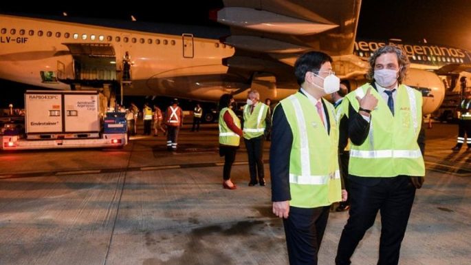 Arribaron al país las 904 mil vacunas Sinopharm provenientes de China