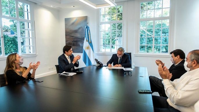 Acuerdan un aumento salarial escalonado del 34,55% para los docentes nacionales