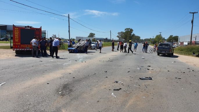 Un auto volcó tras impactar contra una camioneta