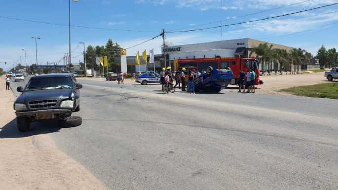 Un auto volcó tras impactar contra una camioneta
