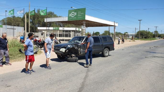 Un auto volcó tras impactar contra una camioneta